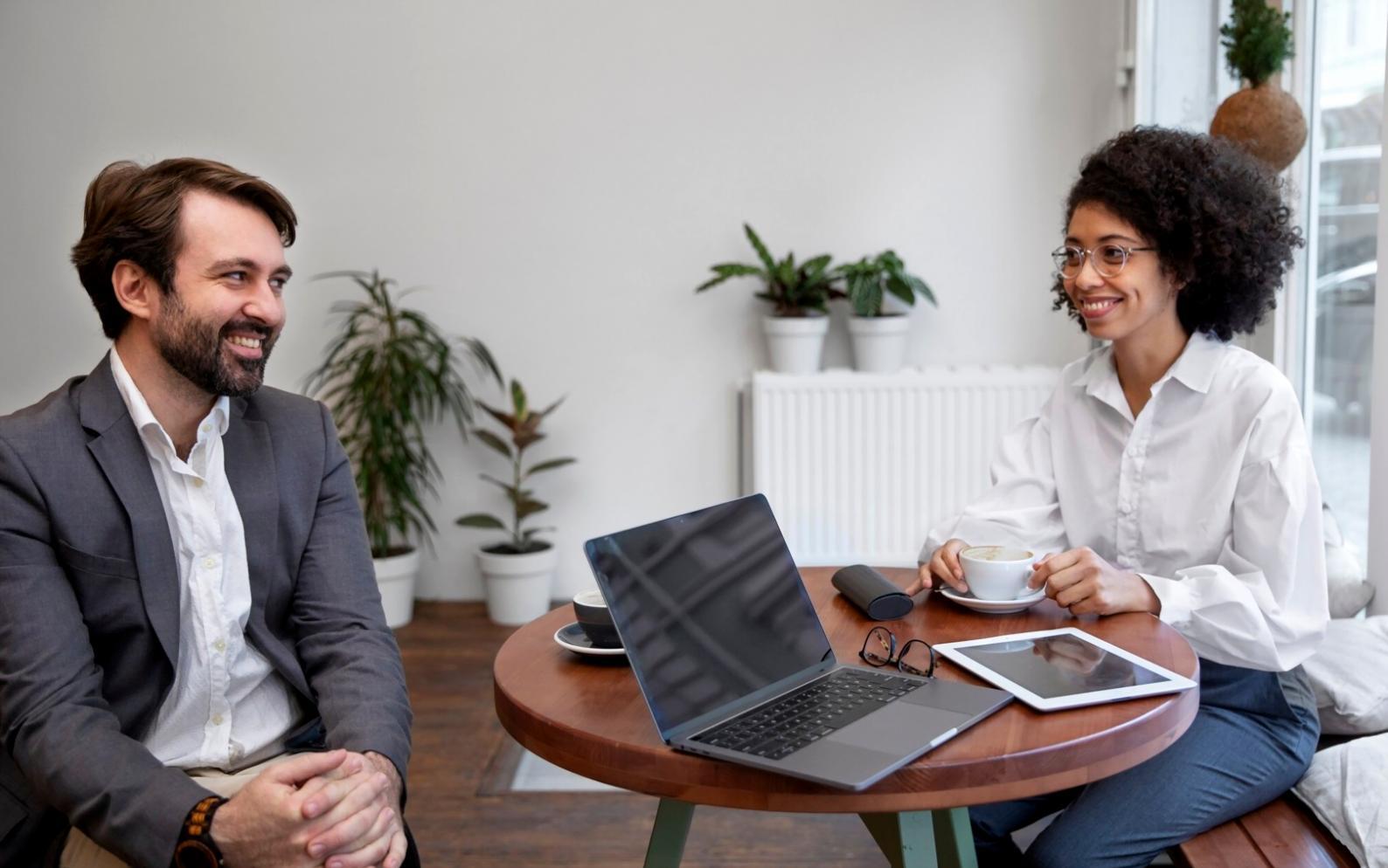 Estudiante practicando yoga restaurativo con bolsters y mantas en un ambiente sereno