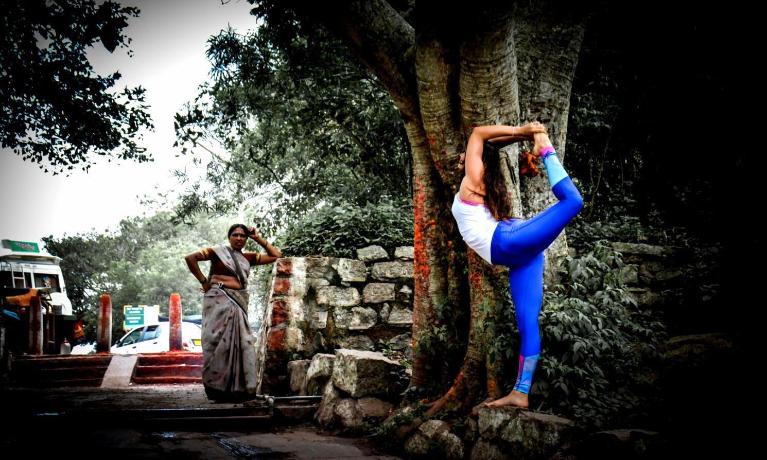 Grupo diverso de estudiantes practicando yoga con variedad de props en sesión práctica