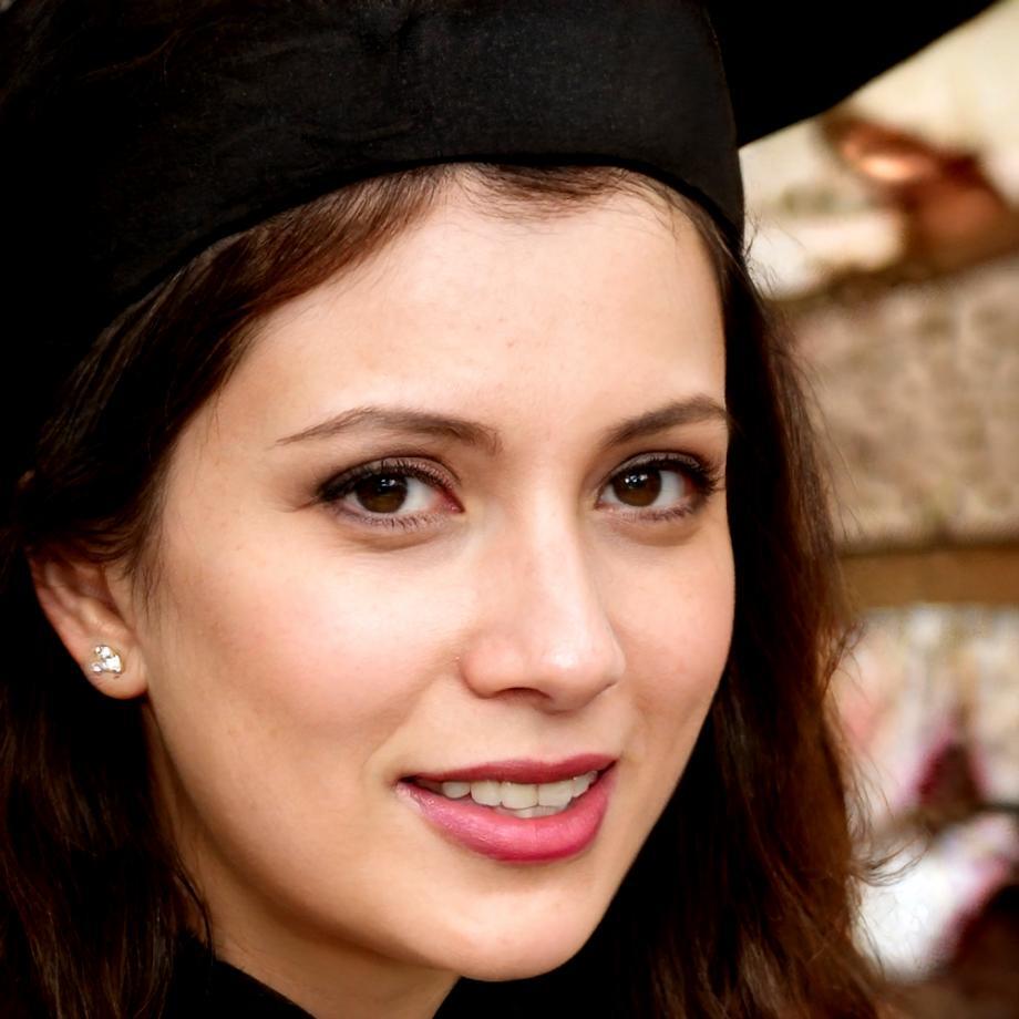 Instructora certificada demonstrando técnicas de yoga con props en estudio natural